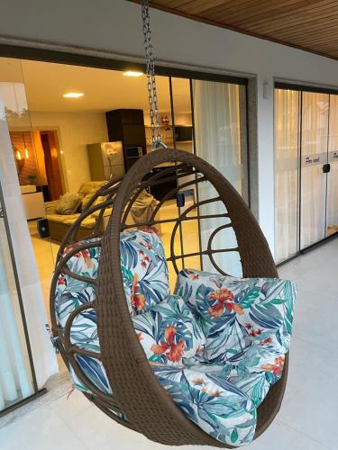 a wicker swing hanging in a house at Chalé lindo para toda família nas montanhas !!! in Domingos Martins