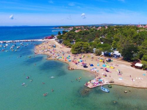 an overhead view of a beach with people in the water at Mobile home Lana Dalmacija kamp Privlaka in Privlaka