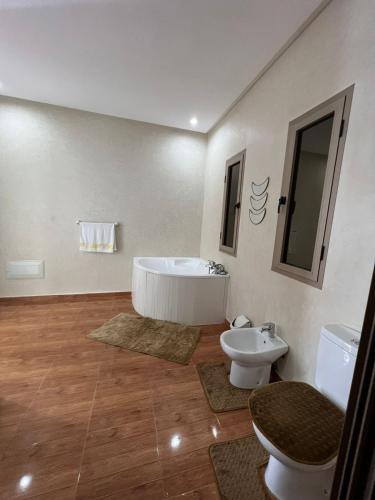 łazienka z wanną, toaletą i umywalką w obiekcie Dar sophia w Marakeszu
