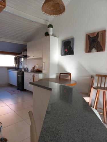 a kitchen with a black counter top in a room at Casa Oceano Azul in Guarujá