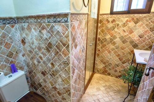 W łazience znajduje się prysznic wyłożony kafelkami i umywalka. w obiekcie Villa Bella Sirena w mieście Nerja