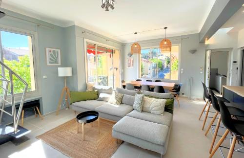 un salon avec un canapé et une table dans l'établissement Le Bellavista, à Cassis