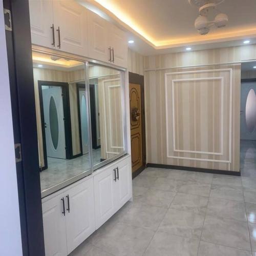 una habitación con armarios blancos y una habitación con puerta en Mükemmel Konumda Lüx Family Concept Daire, en Sivas