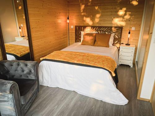 ein Schlafzimmer mit einem großen Bett in einem Zimmer in der Unterkunft MOM - Mateus On Modular in Vila Real