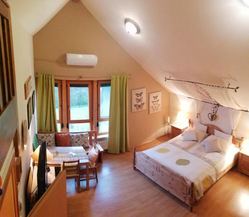 um quarto com uma cama grande e uma mesa em FerienAppartments Landhaus FühlDichWohl em Fehring