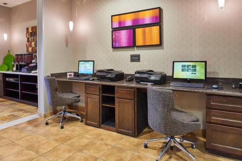Residence Inn by Marriott Abilene في أبيلين: مكتب به جهازين كمبيوتر على مكتب مع كراسي