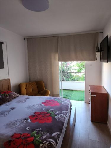 1 dormitorio con cama, sofá y ventana en Бат-ям 2-ком. Квартира аренда!!! en Bat Yam
