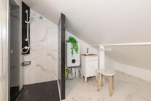 baño con ducha a ras de suelo y mesa en Tatari 32 Rooftop en Tallin