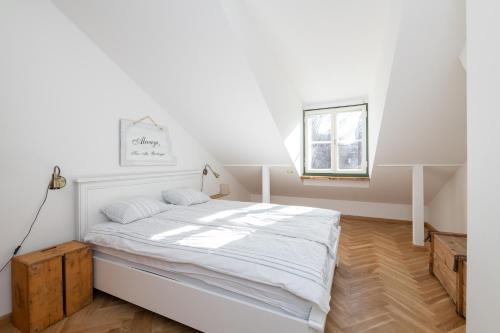 1 dormitorio blanco con 1 cama grande en una habitación en Tatari 32 Rooftop en Tallin