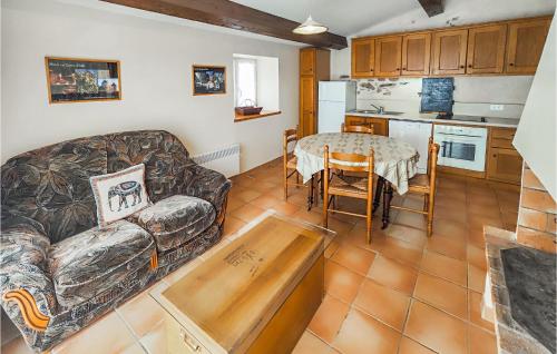 un salon avec un canapé et une table dans l'établissement Cozy Home In Cabrerolles, à Cabrerolles