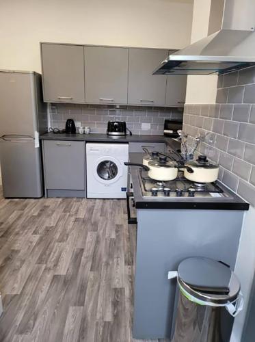 una cucina con piano di lavoro e piano cottura forno superiore di Double Bed A Burnley City Centre a Burnley