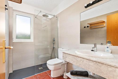 ein Bad mit einem Waschbecken, einem WC und einer Dusche in der Unterkunft Apartamentos Menorca MONSINES 13C By Mauter Villas in Cala Blanca