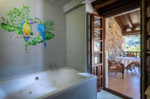 ein Badezimmer mit zwei Papageien an der Wand in der Unterkunft Hotel Spa Casona La Hondonada in Terán