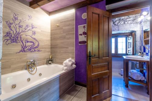 a bathroom with a tub and a sink at Hotel Spa Casona La Hondonada in Terán