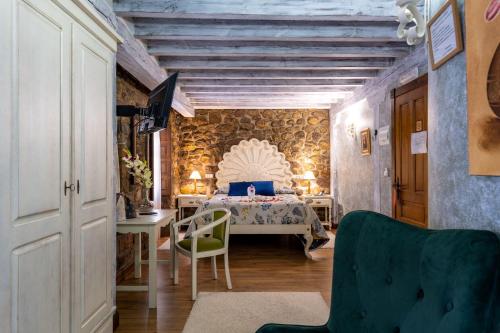 a bedroom with a bed and a table and chairs at Hotel Spa Casona La Hondonada in Terán
