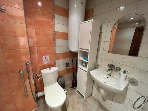 łazienka z toaletą i umywalką w obiekcie Camping Gradina Garden Beach b33 w Czernomorcu