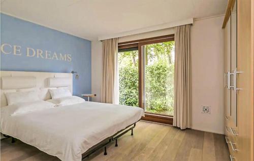 Un pat sau paturi într-o cameră la 2 Bedroom Amazing stacaravan In Markelo