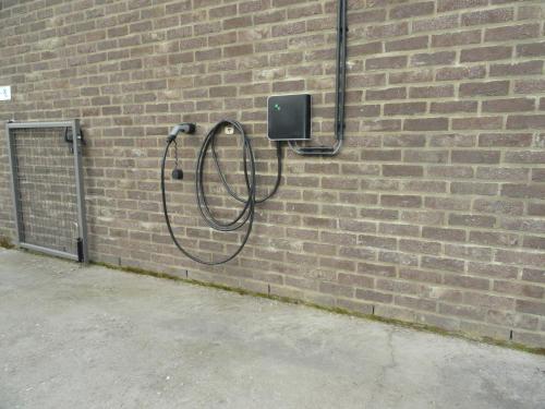 a hose is hooked up to a brick wall at B&B Altijd Genieten in Damme