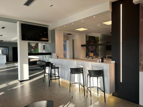 a bar with black stools in a restaurant at HOTEL MOSAICO in Matera