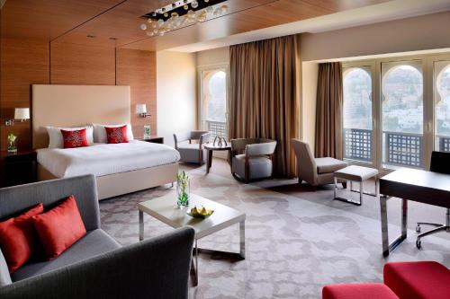 Constantine Marriott Hotel في قسنطينة: غرفة في الفندق بها سرير وكراسي ومكتب