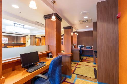 una oficina con un escritorio con un ordenador. en Fairfield Inn & Suites Carlisle, en Carlisle