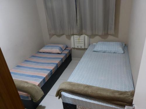 Zimmer mit 2 Betten in einem Zimmer in der Unterkunft Minha Praia in Rio de Janeiro