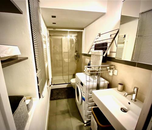 uma pequena casa de banho com WC e lavatório em Alte Volat Casetta em Milão
