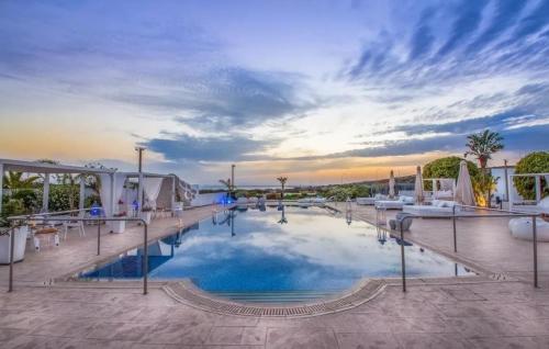 Πισίνα στο ή κοντά στο Cape Serenity Mansion