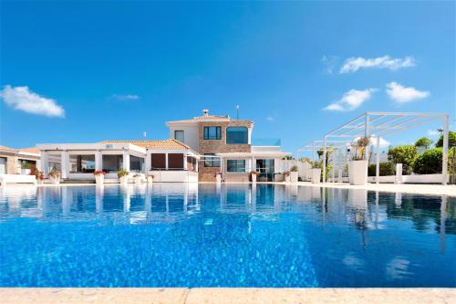 Πισίνα στο ή κοντά στο Cape Serenity Mansion