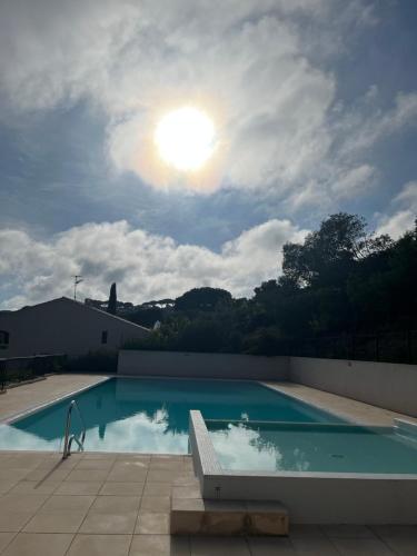 Bazén v ubytování Appartement vue mer avec balcon nebo v jeho okolí