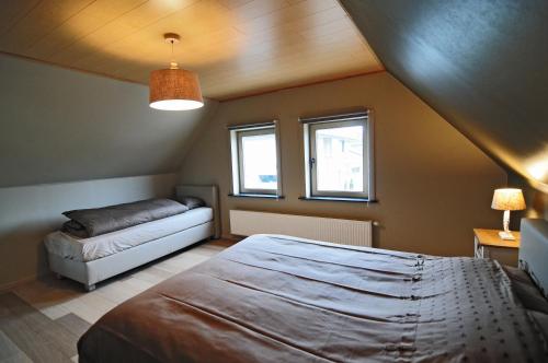 เตียงในห้องที่ Holiday home De Levensgenieter