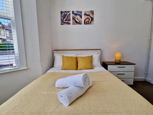 Voodi või voodid majutusasutuse Incredible Private Rooms All with Private Bathrooms in a Fully Serviced House next to City Centre with Free Parking toas