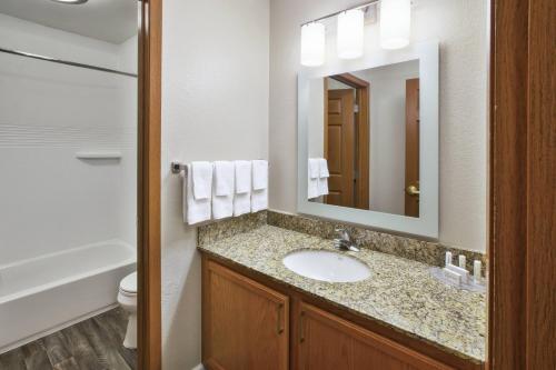 y baño con lavabo y espejo. en TownePlace Suites Minneapolis-St. Paul Airport/Eagan, en Eagan