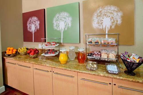 un buffet con comida y bebida en un mostrador en TownePlace Suites San Jose Campbell, en Campbell