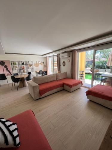 un salon avec un canapé et une table dans l'établissement Appartement avec jardin, presqu'île de Giens, à Hyères