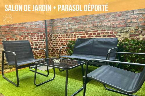 2 Stühle und ein Tisch auf der Terrasse in der Unterkunft Chill & Sun - Terrasse extérieure - Parking - Wifi - 4p in Amiens