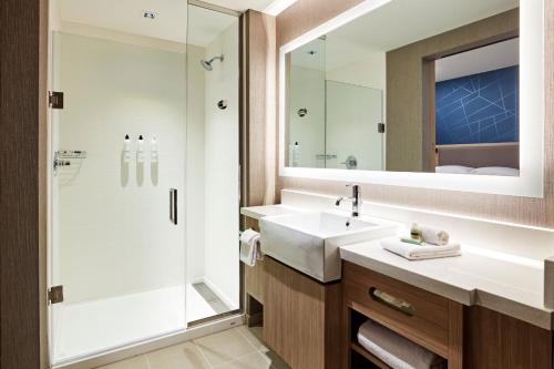 A bathroom at SpringHill Suites by Marriott Los Angeles Downey