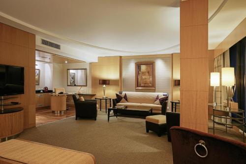 TV o dispositivi per l'intrattenimento presso Lugal, a Luxury Collection Hotel, Ankara