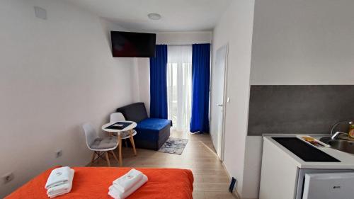 a small room with a bed and a kitchen at Apartmani Toki Balkana in Mrkonjić Grad