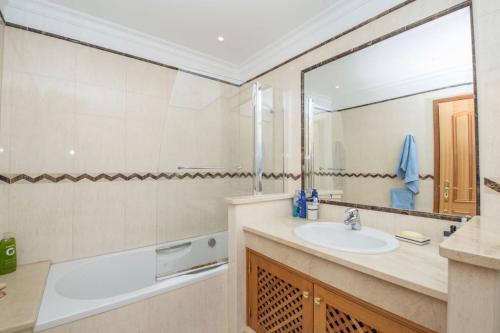y baño con lavabo y espejo. en Quinta da Boa Nova - Cheerful and spacious 2-bedroom duplex, en Estômbar