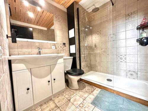 een badkamer met een wastafel, een toilet en een bad bij CHARMANT T2 HYPER-CENTRE BORDEAUX in Bordeaux
