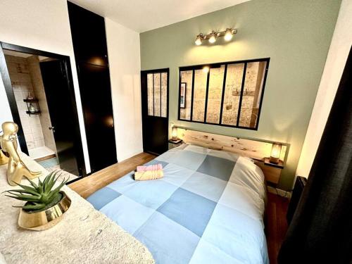een slaapkamer met een groot bed in een kamer bij CHARMANT T2 HYPER-CENTRE BORDEAUX in Bordeaux