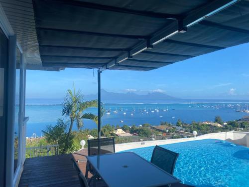a view of the ocean from a house with a swimming pool at chez Karine et Robert in Punaauia