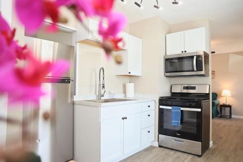 Dapur atau dapur kecil di Lincoln, 1 Bedroom House near Xavier & Downtown