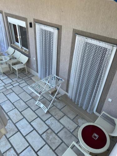 an aerial view of a room with chairs and windows at Villa Roel 2 -apartments in Vlorë