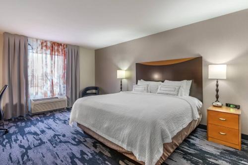 Cette chambre comprend un grand lit et une fenêtre. dans l'établissement Fairfield Inn & Suites by Marriott Texarkana, à Texarkana - Texas
