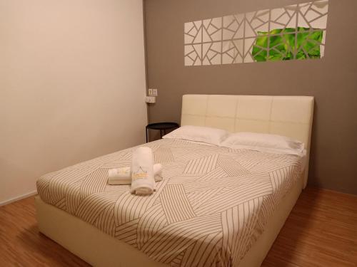 1 dormitorio con 1 cama con 2 toallas en Cozy Private Queen Room in Bayan Lepas en Bayan Lepas