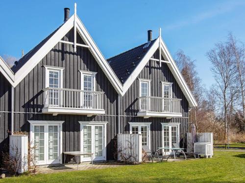 uma casa a preto e branco com um quintal em 6 person holiday home in Nyk bing Sj em Rørvig