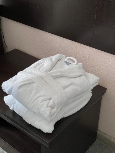stos białych ręczników na stole w obiekcie Думан Холл Отель w mieście Taraz