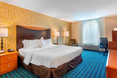 マンチェスターにあるFairfield Inn & Suites Hooksettの大きなベッドと窓が備わるホテルルームです。